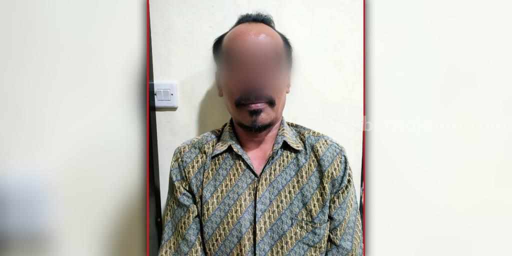 Pelaku pemerkosaan anak tiri di Sampang (Foto: Zamachsari/beritajatim.com)