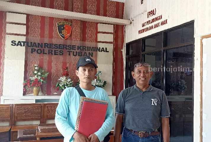 Dua korban saat membuat aduan terkait kasus Investasi Bodong di Polres Tuban. [Foto:Diah Ayu/beritajatim.com]