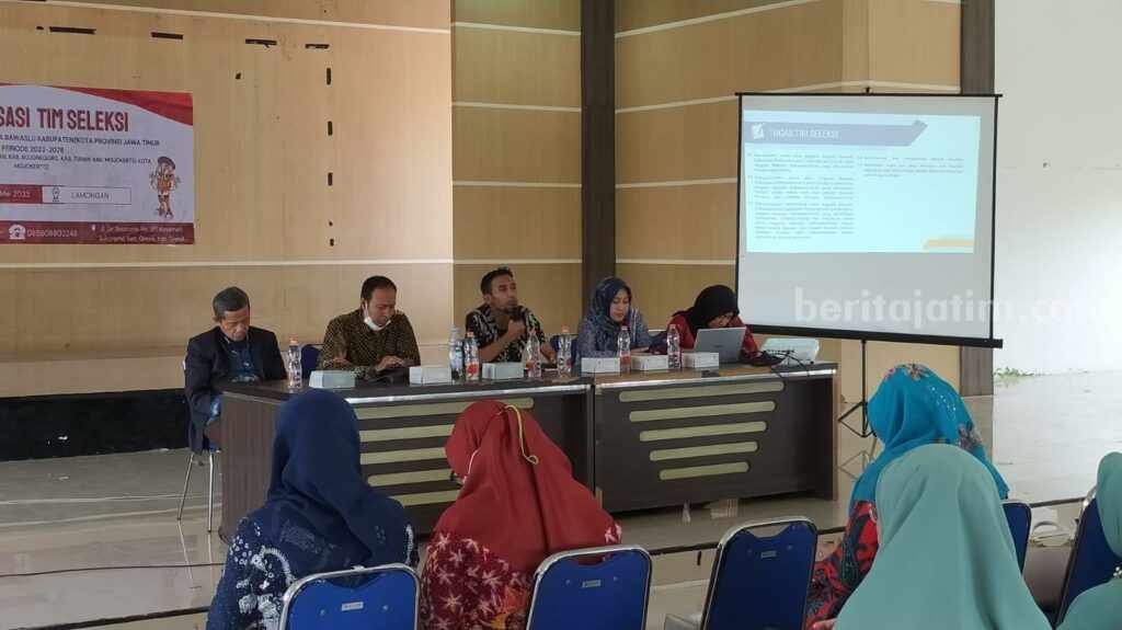 Pendaftaran Anggota Bawaslu Dibuka, Timsel Zona 2 Jatim Gelar Sosialisasi Sosialisasi Pendaftaran Calon Anggota Bawaslu Kabupaten/Kota Provinsi Jawa Timur Zona 2 Periode 2023-2028 (Foto: Thoriq/beritajatim.com)
