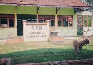 SDN Madulang 2 Sampang Jadi Satu dengan Kandang Kambing Sekolah Dasar Negeri (SDN) Madulang 2, Kecamatan Omben, Kabupaten Sampang (Foto: Zamachsari/beritajatim.com)