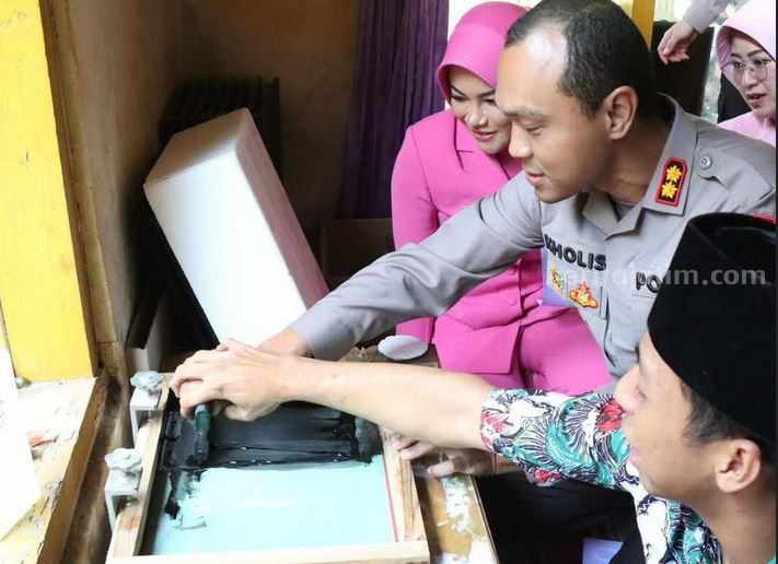 Kapolres Malang AKBP Putu Kholis Aryana, menyerahkan mesin jenset untuk usaha penyandang disabilitas, Kamis (25/5/2023).