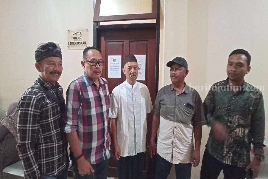Perangkat desa Wonosari saat keluar dari ruang Tipikor Polres Pasuruan.