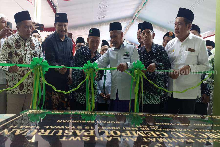 Ketua PWNU Jatim, KH Marzuqi Mustamar saat melakukan pemotongan pita di depan kantor MWC NU Gempol.