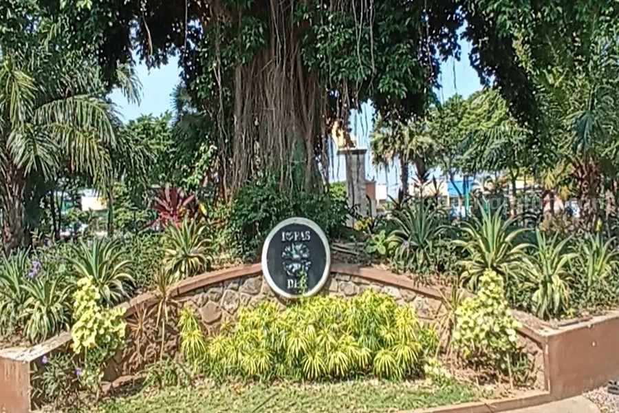 Suasana taman di Alun-alun Bangil Kabupaten Pasuruan.