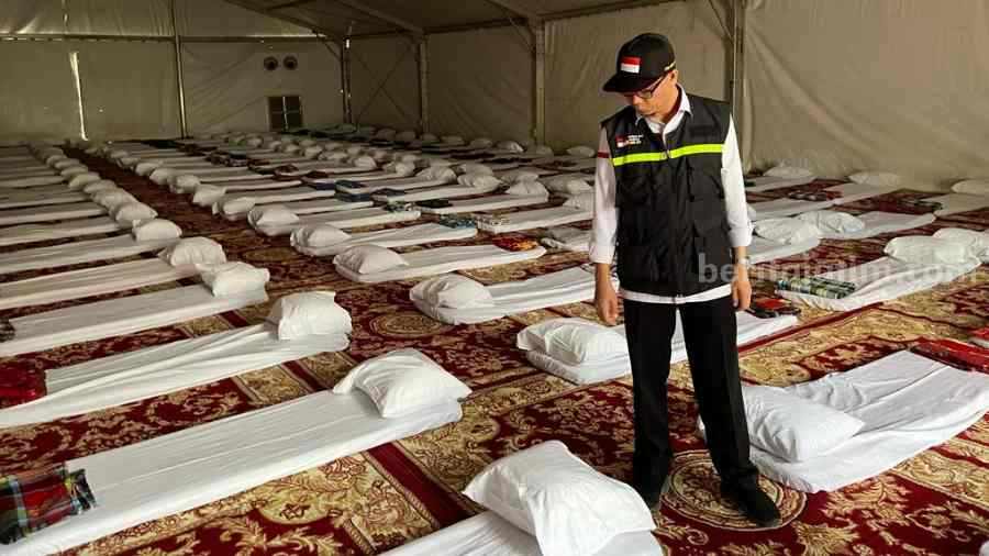 Ketua PPIH Arab Saudi Subhan Cholid saat meninjau persiapan tenda jemaah haji Indonesia di Arafah. (Sumber foto: Kemenag.go.id)