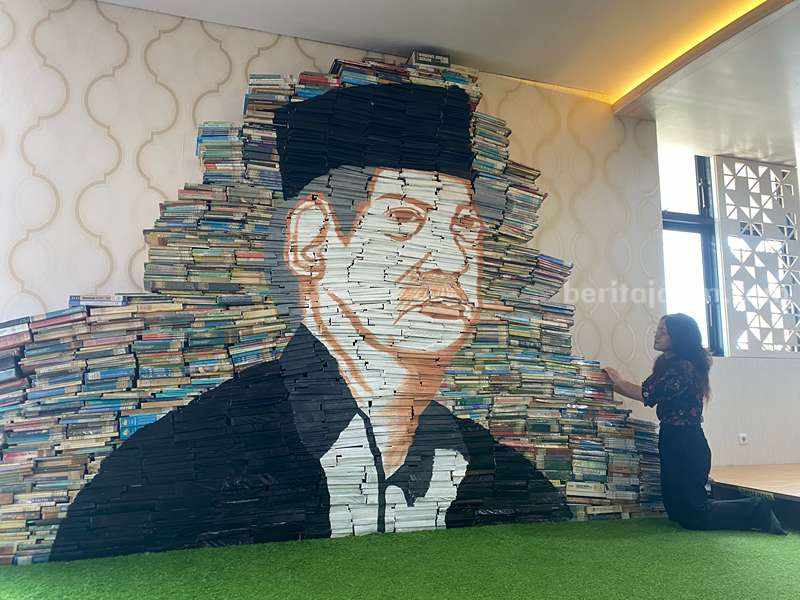 Wajah Abdul Malik Fadjar Muncul di Tumpukan Buku Ubaya ubaya