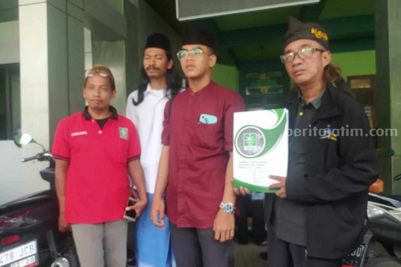 PCNU Lamongan saat menggelar konferensi pers dan bersiap melaporkan kasus pengrusakan papan organisasi Pagar Nusa ke Polres Lamongan (Foto: A. Thoriq Hidayatullah/beritajatim.com).