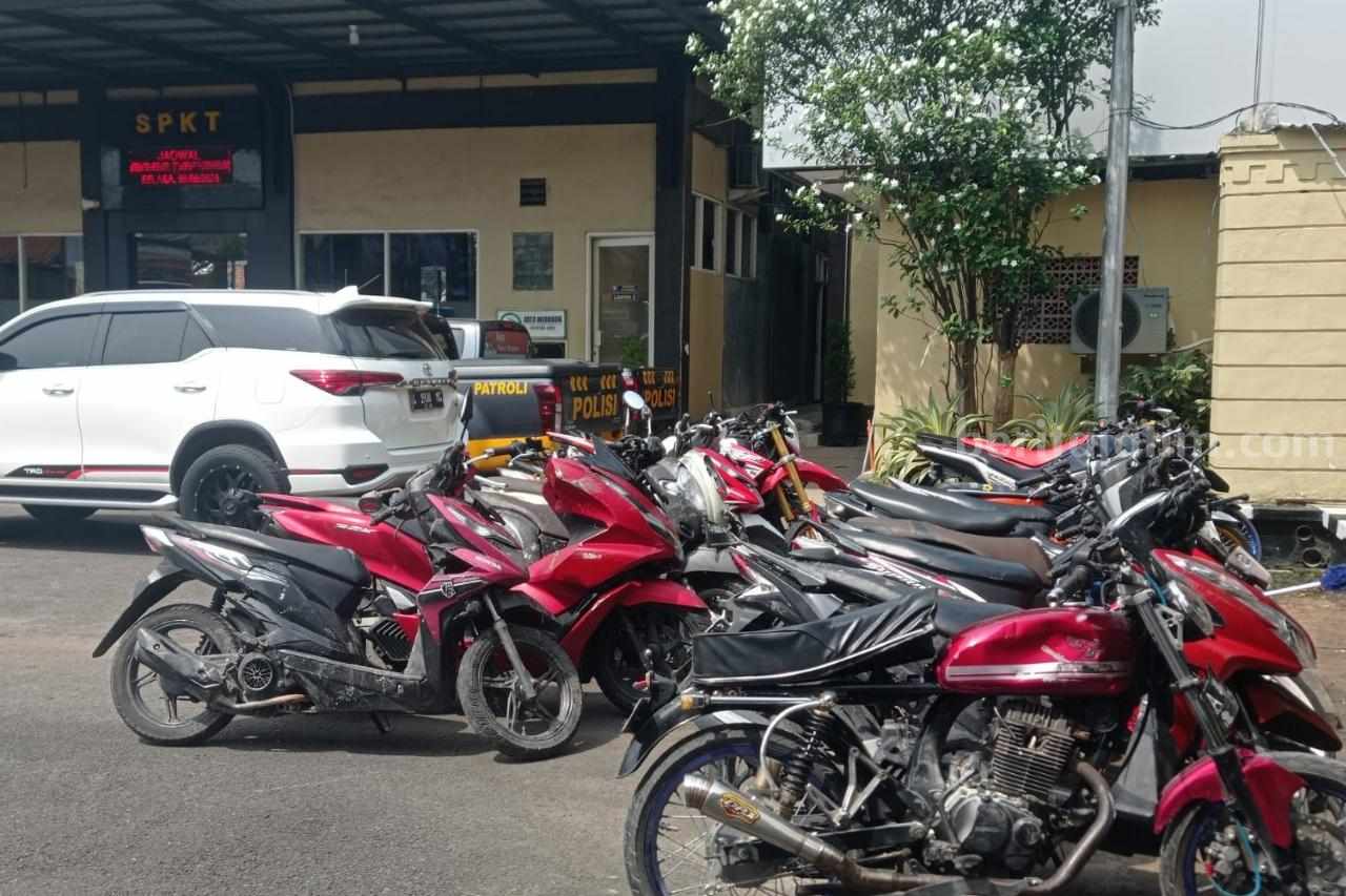 Sejumlah barang bukti kendaraan roda dua dari bentrokan yang terjadi di kawasan Desa Sungelebak, Kecamatan Paciran, Lamongan (Foto: A. Thoriq Hidayatullah/beritajatim.com).