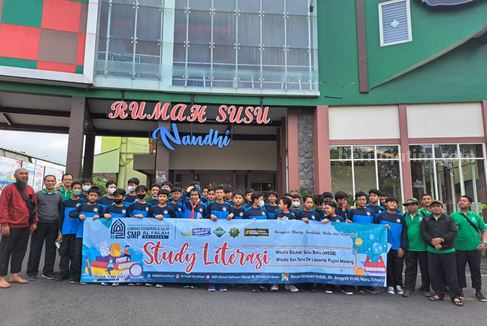 Studi literasi siswa kelas 7 SMP Al Falah Deltasari Sidoarjo di tempat Wisata Edukasi Susu Batu (WESB) dan San Terra De Laponte Pujon Malang.