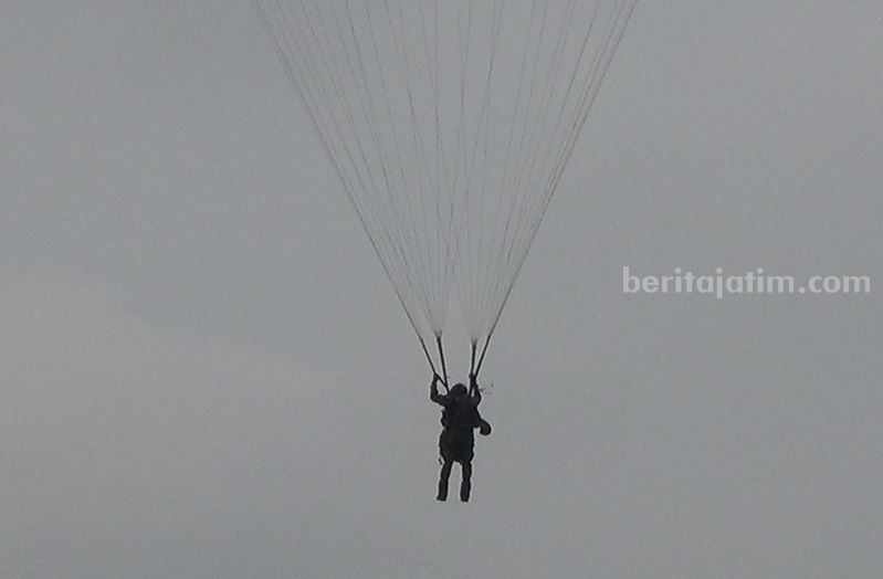 Personel TNI Yonif Para Raider 501 Madiun sukses mendarat di persawahan wilayah Blitar.