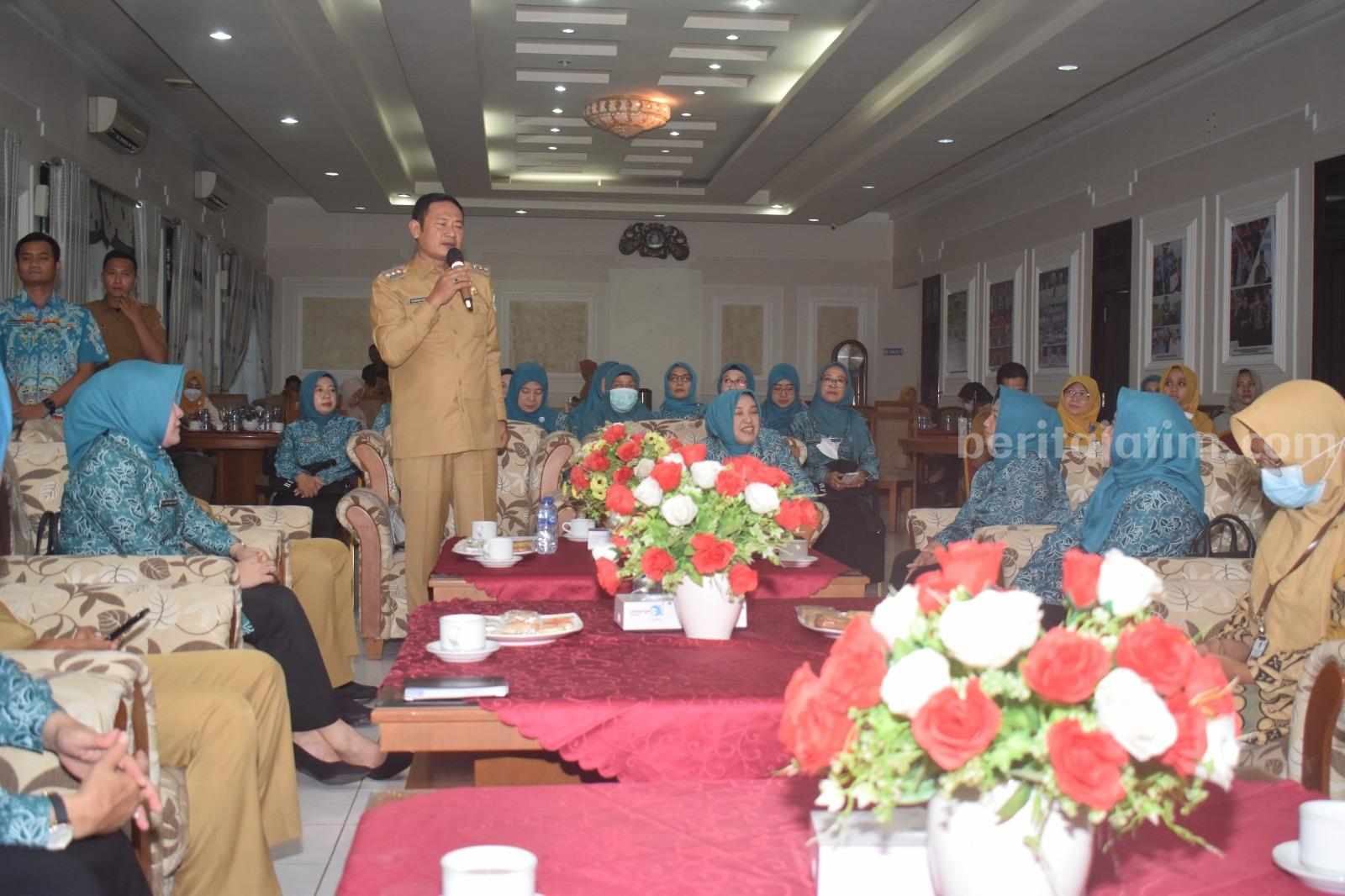 Bupati Lamongan saat menyambut kunjungan lapangan Ketua Tim Penilai Bangga Kencana Provinsi Jawa Timur di Guest House Lamongan (Foto: A. Thoriq Hidayatullah/beritajatim.com).