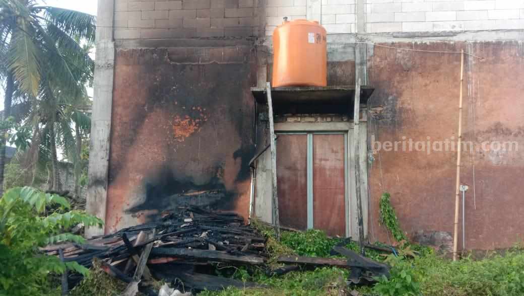 Tumpukan kayu milik MWC NU Lenteng Sumenep yang terbakar