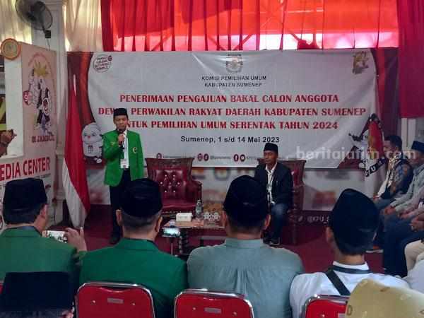 DPC PPP sumenep saat mendaftarkan bacaleg ke KPU setempat (foto : Temmy/ beritajatim.com)