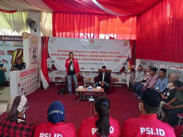 PSI Sumenep saat mengajukan berkas pendaftaran bacaleg ke KPU Sumenep (foto : Temmy/ beritajatim.com)