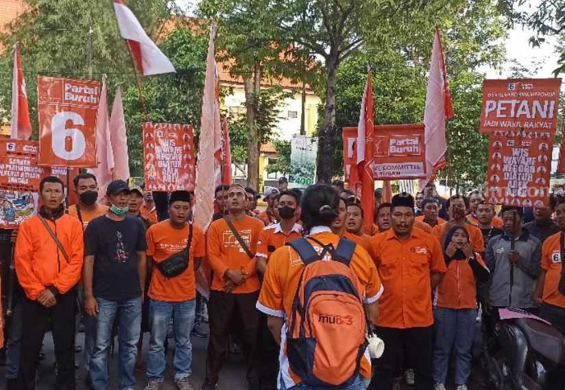 Massa dari Partai Buruh saat mengantarkan Ketua Partai Buruh untuk mendaftarkan Bacaleg ke KPU Tuban. [Foto:Diah Ayu/beritajatim.com]