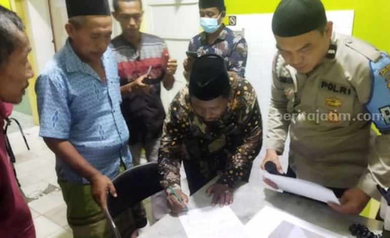 Keluarga korban menandatangani surat pernyataan menolak visum (foto: ist)