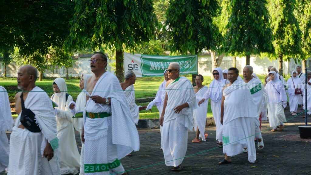 CJH asal Tuban yang mengikuti bimbingan manasik Haji oleh PT. SIG GHoPO Tuban. [Foto: Diah Ayu/beritajatim.com]