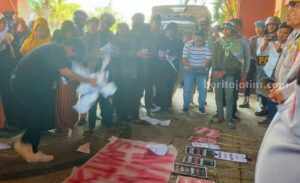 Bupati Sumenep Tak Menemui, Pengunjuk Rasa Robek dan Lempar Poster Warga Gersik Putih Sumenep berunjuk rasa ke kantor Bupati setempat (foto : Temmy/ beritajatim.com)