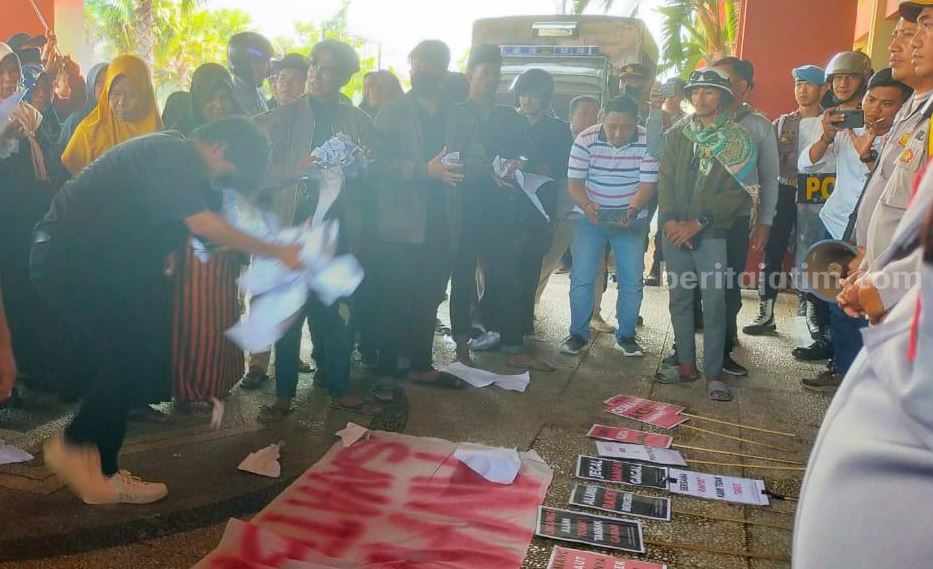 Bupati Sumenep Tak Menemui, Pengunjuk Rasa Robek dan Lempar Poster Warga Gersik Putih Sumenep berunjuk rasa ke kantor Bupati setempat (foto : Temmy/ beritajatim.com)