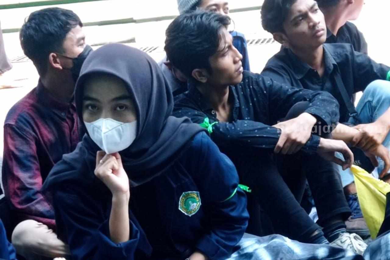 Unjuk rasa mahasiswa Unisla Lamongan di kampusnya (Foto: A. Thoriq Hidayatullah / beritajatim.com)