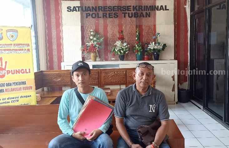 Dua korban saat membuat aduan terkait kasus Investasi Bodong di Polres Tuban. [Foto:Diah Ayu/beritajatim.com]