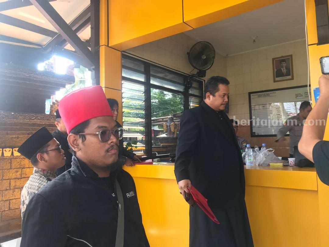 Kuasa hukum warga melaporkan kepala PLN Srengat ke Polres Blitar Kota.