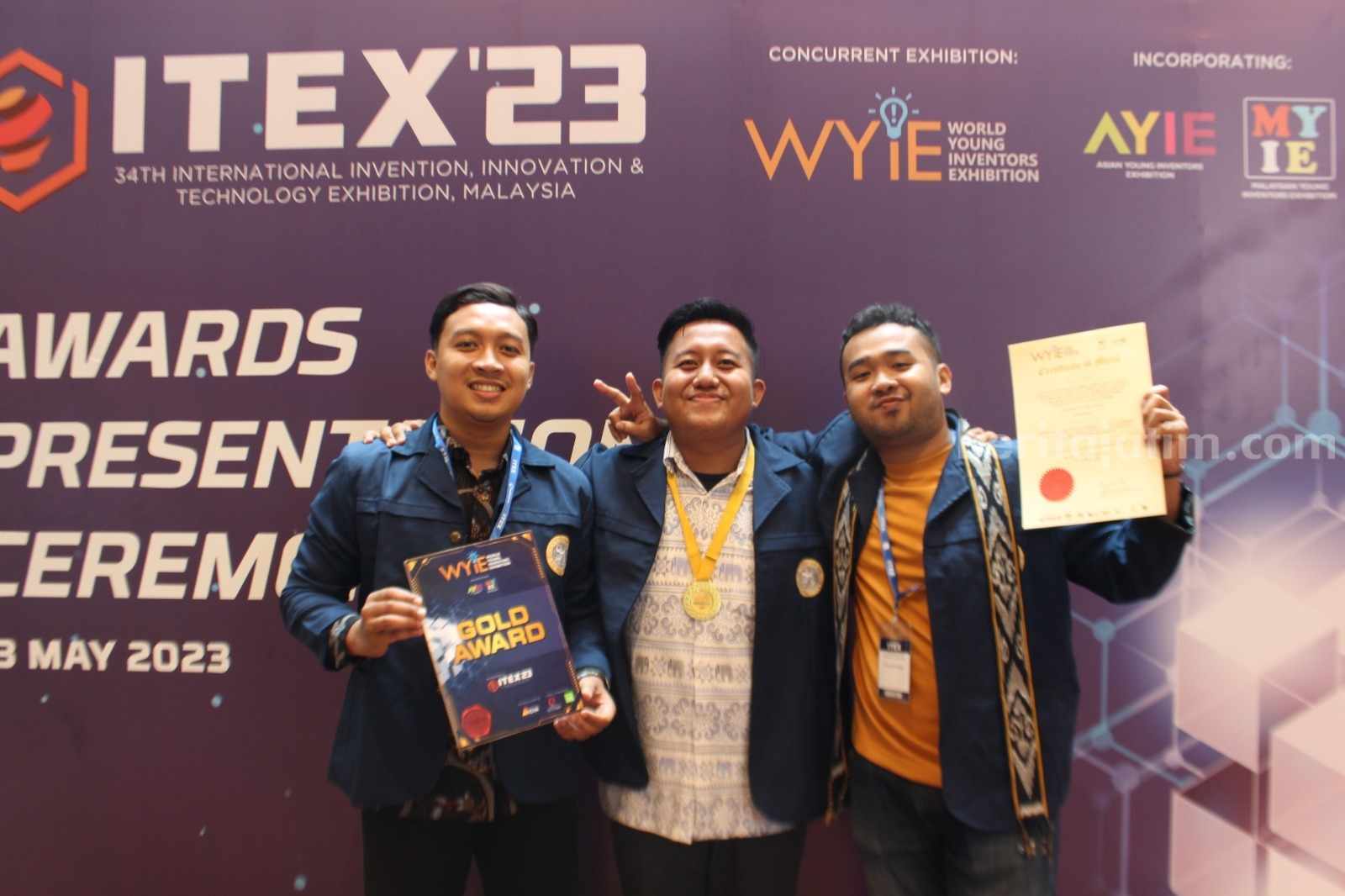 Tim mahasiswa Unair Surabaya berhasil meraih prestasi di kompetisi peneliti muda internasional, Raih Gold Award di Ajang World Youth International Exhibition di Malaysia.
