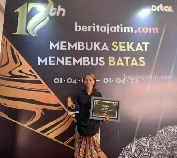 Ika Arista mpu perempuan asal Sumenep saat menerima Jatim Inspiring Woman
