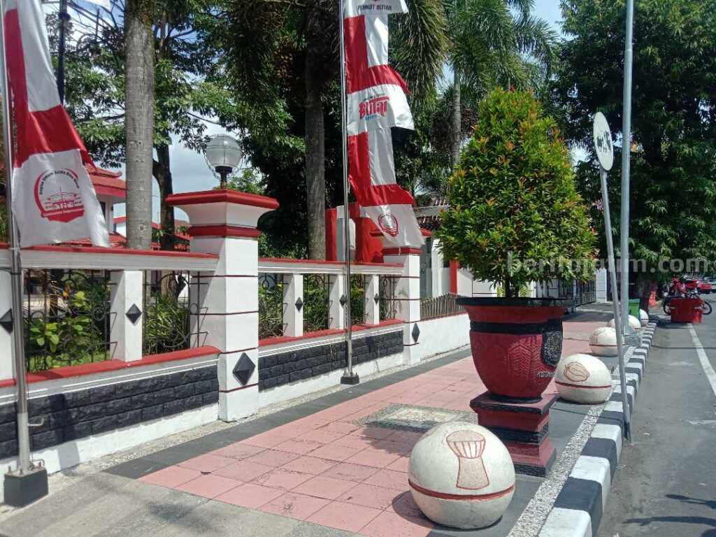 Lokasi pot bunga di depan Pemkot Blitar yang dirusak ZM pemuda 23 tahun yang depresi akibat ditolak cinta.