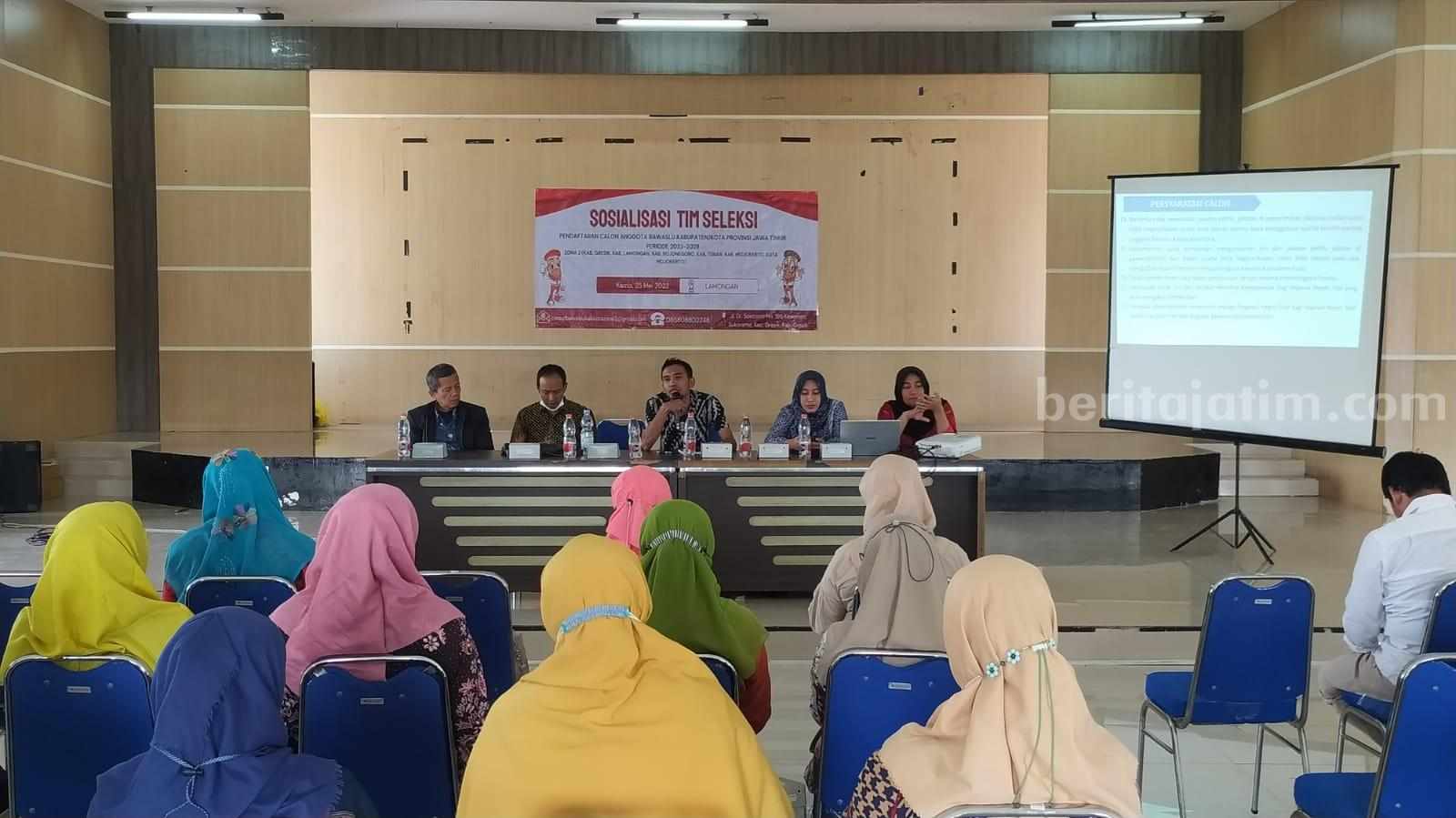 Sosialisasi Pendaftaran Calon Anggota Bawaslu Kabupaten/Kota Provinsi Jawa Timur Zona 2 Periode 2023-2028 (Foto: Thoriq/beritajatim.com)