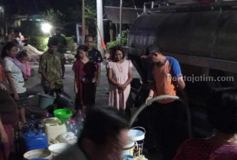 BPBD Kabupaten Blitar melakukan droping air bersih ke ratusan KK di Kecamatan Selopuro Kabupaten Blitar (dok. BPBD)