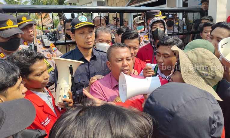 GMNI, HMI dan IMM Lamongan Gelar Demonstrasi Mahasiswa gabungan GMNI, HMI dan IMM Lamongan saat menggelar aksi di depan Gedung DPRD Lamongan (Foto: Thoriq/Lamongan).
