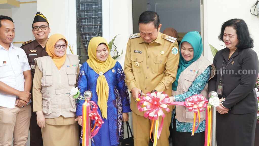Pengukuhan Pengurus Puspaga La-Smart yang bersamaan dengan launching Rumah Aman Lamongan (Foto: Thoriq/beritajatim.com).