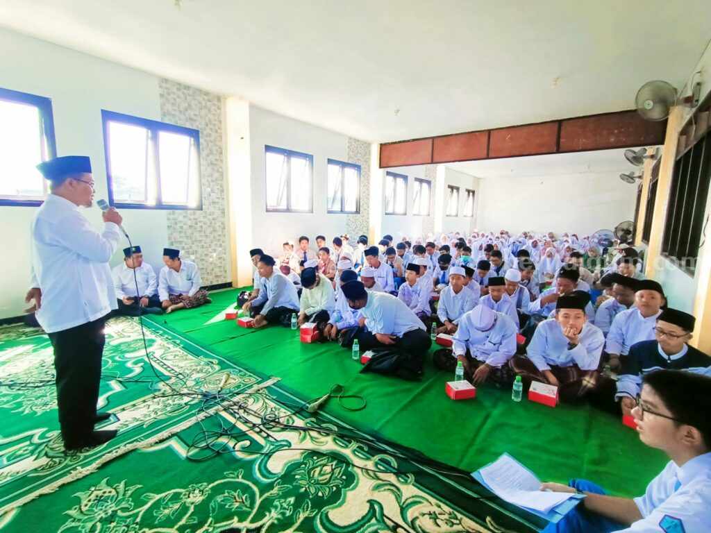 SMP Al Falah Deltasari Sidoarjo mengunjungi panti asuhan Nurur Rohman Deltasari Waru.