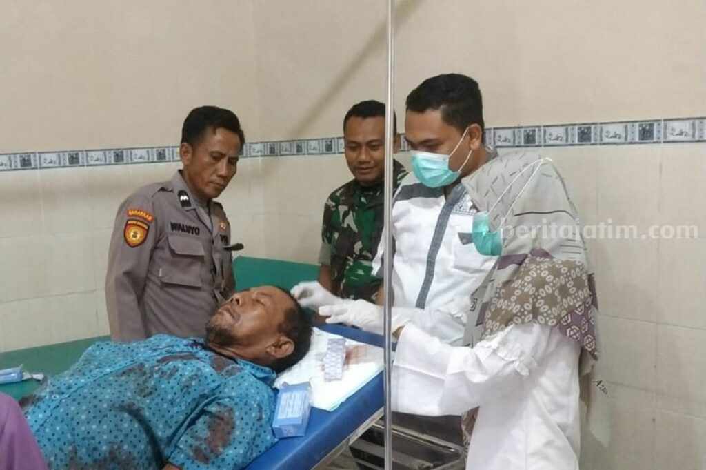 Kakek di Bluluk Lamongan Dibacok Clurit Tetangganya, Motif Pelaku Terungkap Korban pembacokan saat dirawat di Puskesmas Bluluk (Foto: Istimewa).