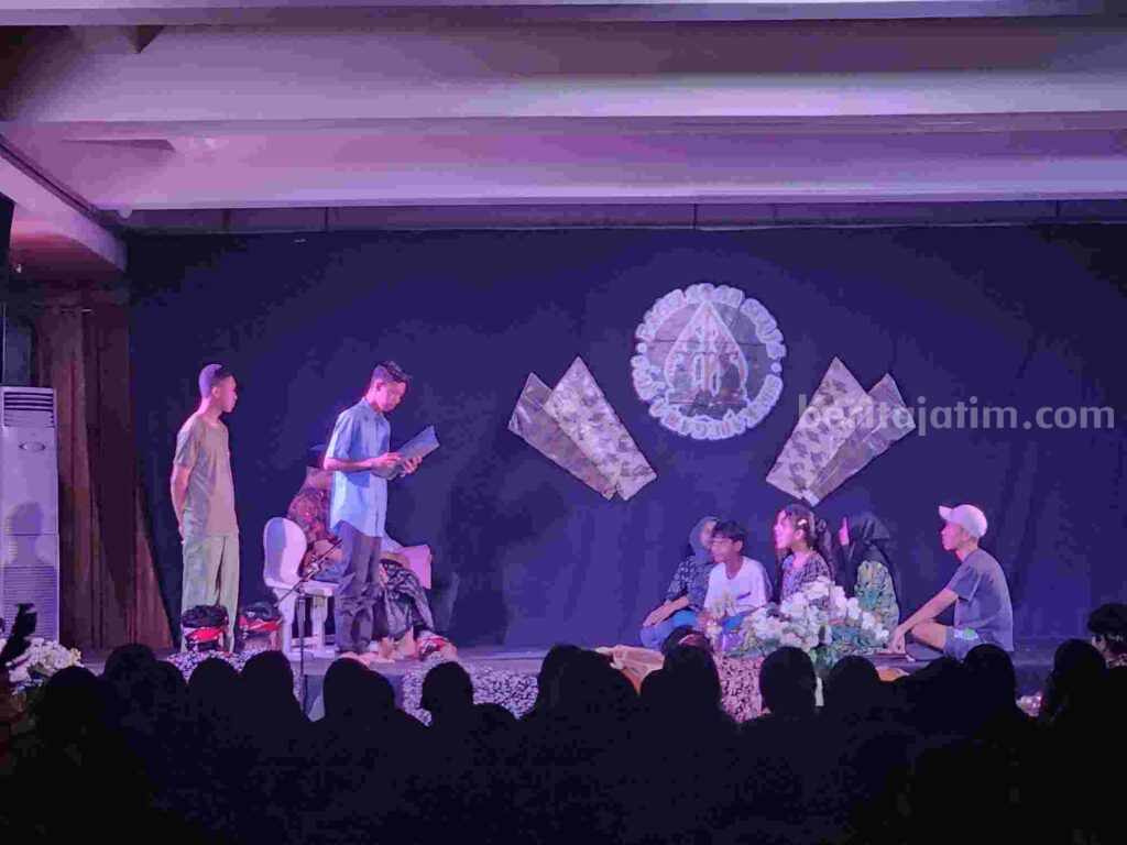 Penampilan drama bahasa Jawa oleh salah satu kelompok (Foto: Dani Alifian/beritajatim.com)
