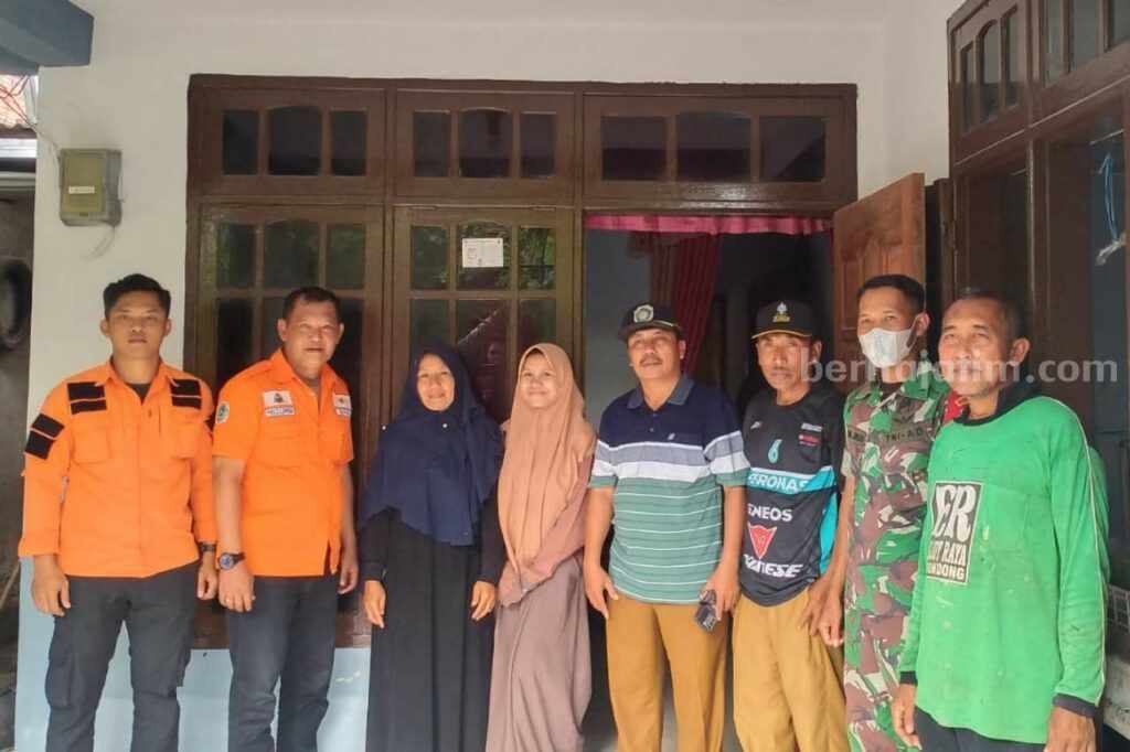 Mahasiswi yang berhasil dievakuasi dari Sudan dan kembali bertemu keluarganya di Laren Lamongan (Foto: dok. BPBD Lamongan for beritajatim.com).