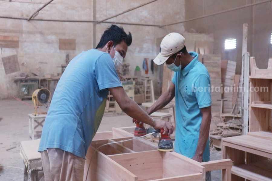 Kanwil Kemenkumham Jatim Dukung Program Latubaya Lapas Porong Dua warga binaan Lapas l Surabaya bekerja di bagian mebel