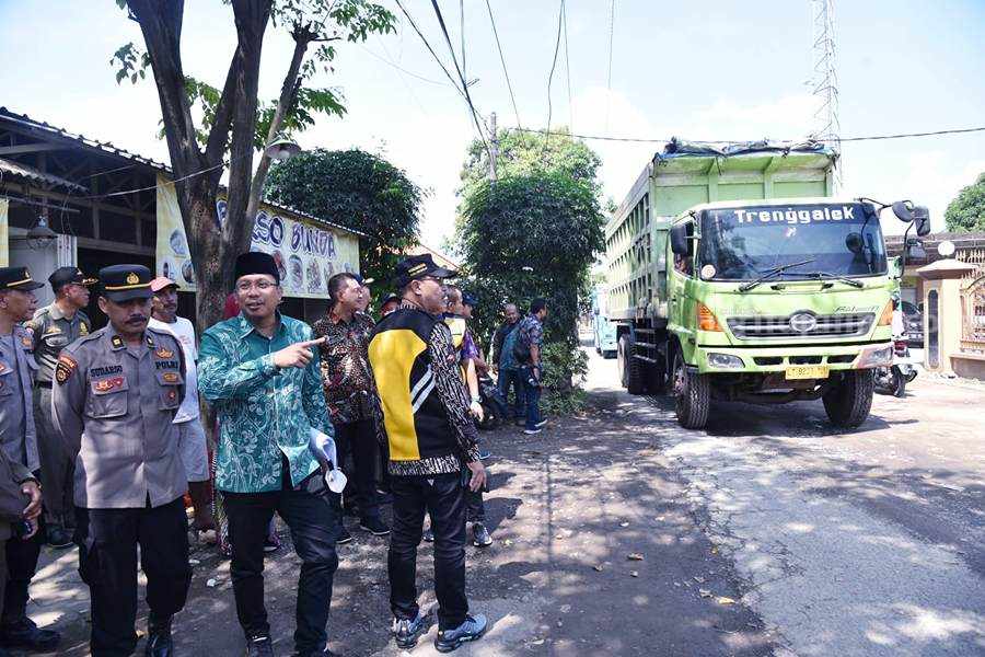 Bupati Gus Muhdlor memantau intensitas kendaraan di Jalan Raya Porong-Krembung Bupati Gus Muhdlor memantau intensitas kendaraan di Jalan Raya Porong-Krembung