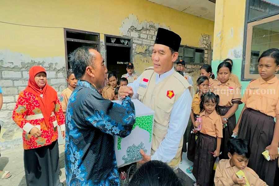 BHS Berbagi Kebahagiaan Bersama Guru dan Siswa di Pelosok Utara Sidoarjo Bambang Haryo Soekartono memberikan bantuan kepada guru SDN Sawohan 2 Buduran