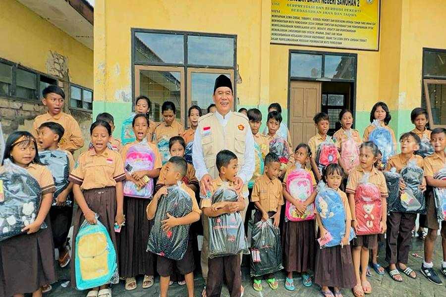 Bambang Haryo dan para siswa yang mendapatkan bantuan peralatan sekolah