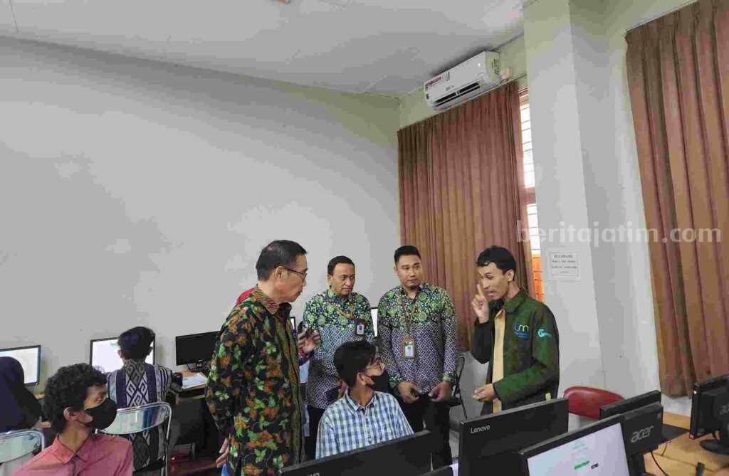 Universitas Negeri Malang Fasilitasi 24 Penyandang Disabilitas Saat Kerjakan Soal SNBT-UTBK Rektor mengunjungi calon mahasiswa penyandang disabilitas saat pengerjaan soal SNBT - UTBK (Dani Alifian/beritajatim.com)