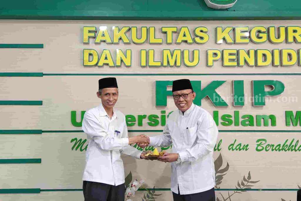 Dies Natalis Ke-42 FKIP Unisma, Adakan Lomba Hibah Pendanaan untuk Tingkatkan Penelitian Dosen Dekan FKIP berikan potongan tumpeng pada Rektor Unisma seusai istighosah dan doa bersama (Dani Alifian/beritajatim.com)