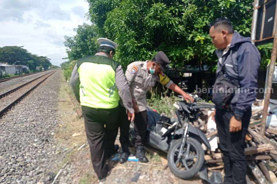 Lokasi laka yang menyebabkan pengendara sepeda motor tewas tertabrak KA di rel perlintasan tanpa palang pintu Lamongan (Foto: istimewa).