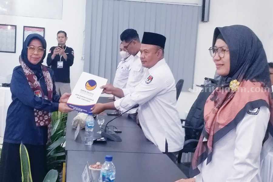 Bacaleg NasDem Sidoarjo Berasal dari Berbagai Unsur Ketua DPD Nasdem Sidoarjo Nur Hendriyati Ningsih menyerahkan berkas ke Ketua KPU Sidoarjo