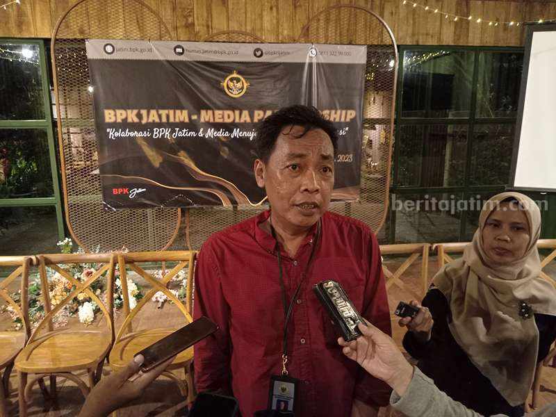 Kepala BPK Perwakilan Jatim Karyadi saat jumpa pers usai acara Media Partnership bersama pimpinan media massa