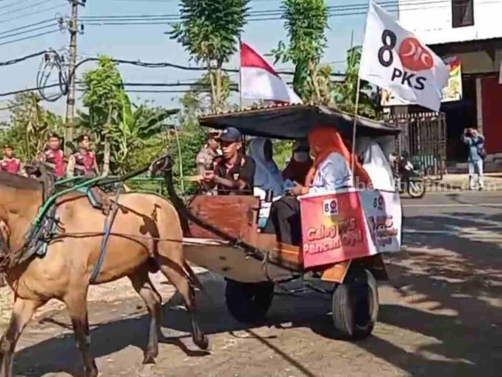 PKS Bojonegoro naik delman saat pengajuan berkas bacaleg ke KPU Bojonegoro