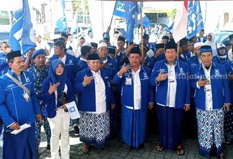 Pengurus DPD PAN Sidoarjo dan kadernya tiba di KPU Sidoarjo Pengurus DPD PAN Sidoarjo dan kadernya tiba di KPU Sidoarjo