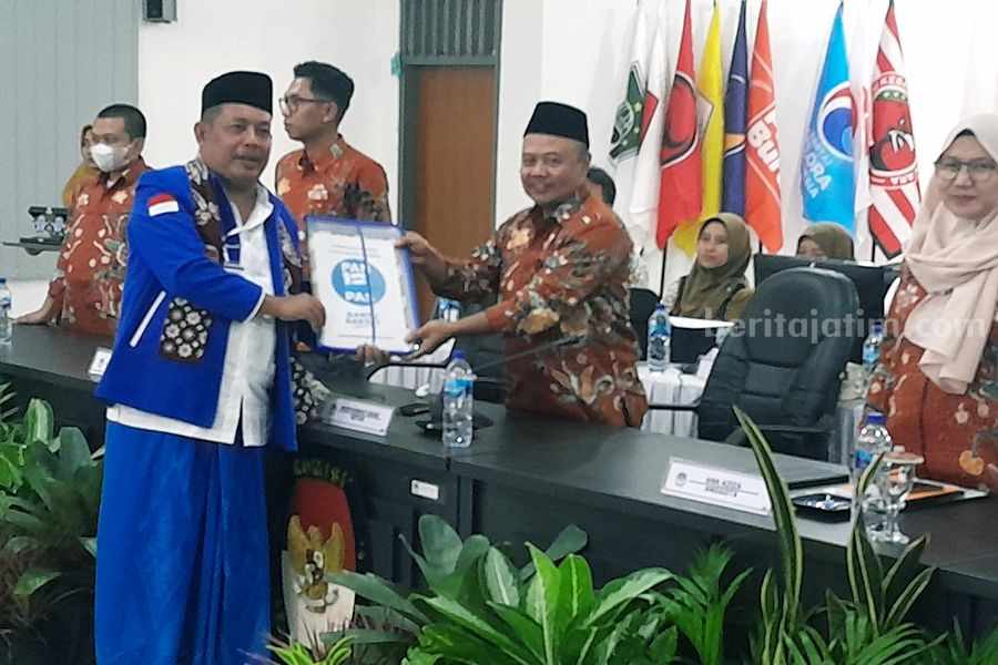 DPD PAN Sidoarjo Target Peroleh 8 Kursi di DPRD Sidoarjo Ketua DPD PAN Sidoarjo Emir Firdaus menyerahkan bacaleg kepada Ketua KPU Sidoarjo