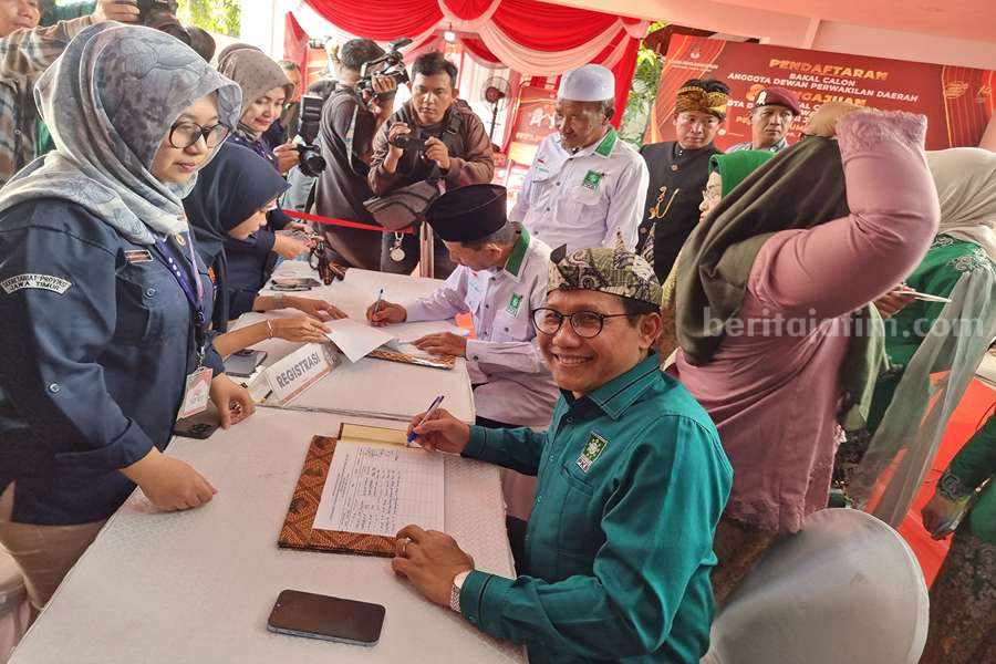Gus Halim Tegaskan Usung Kader PKB di Pilgub Jatim Ketua DPW PKB Jatim, Abdul Halim Iskandar bersama pengurus di KPU Jatim